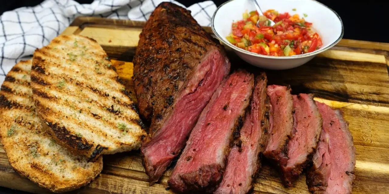 Spinacino di manzo succulento, affettato e servito con pane grigliato e salsa fresca. Ecco come cucinarlo per un pasto perfetto.