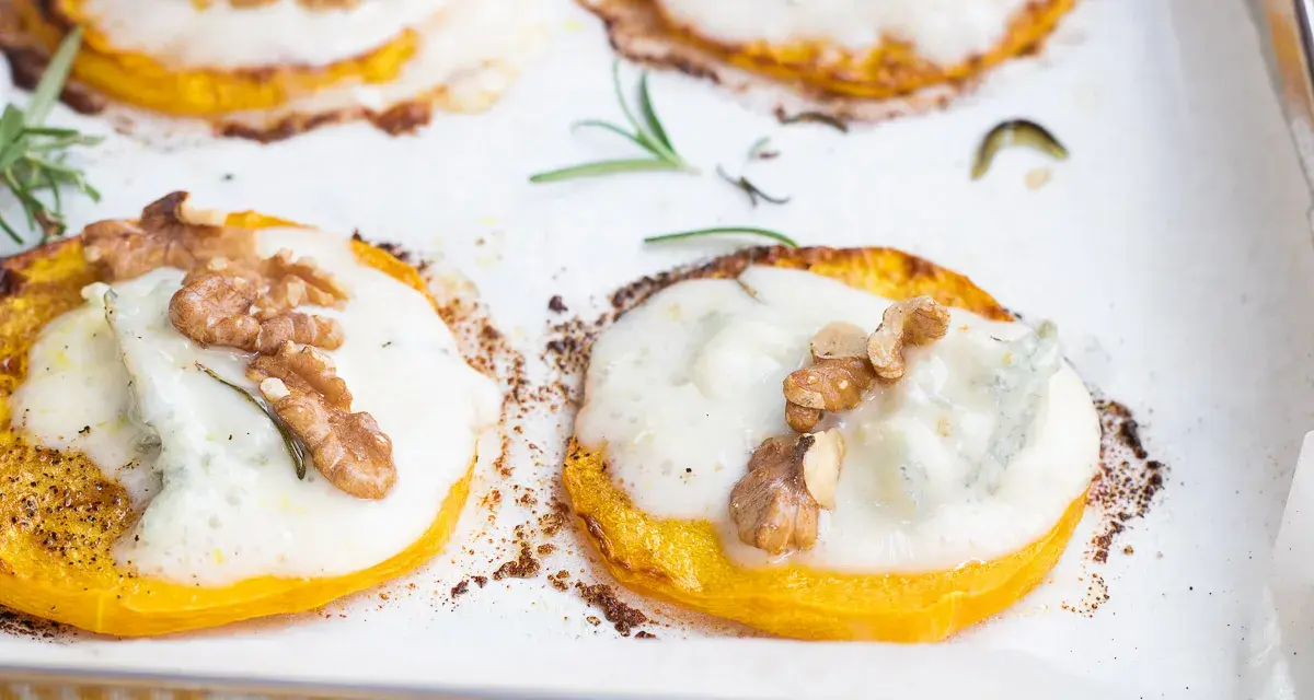 Fette di zucca al forno con gorgonzola fuso, noci croccanti e rosmarino. Un connubio di sapori autunnali.