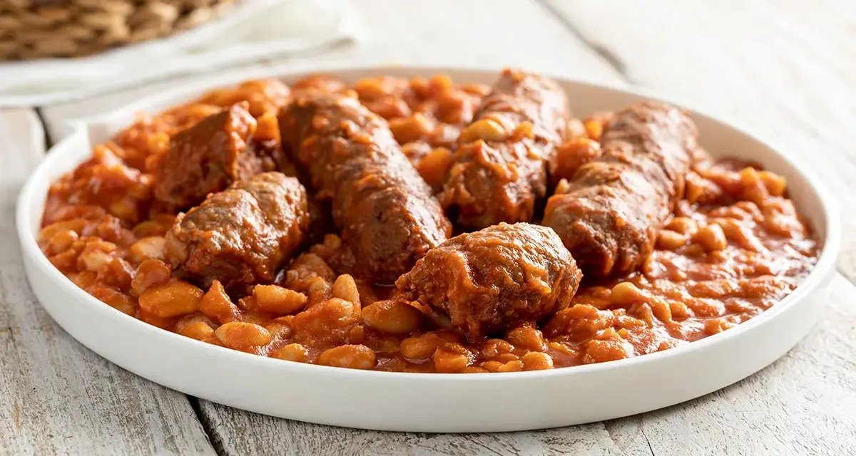 Piatto di salsiccia e fagioli in umido, un classico confort food.