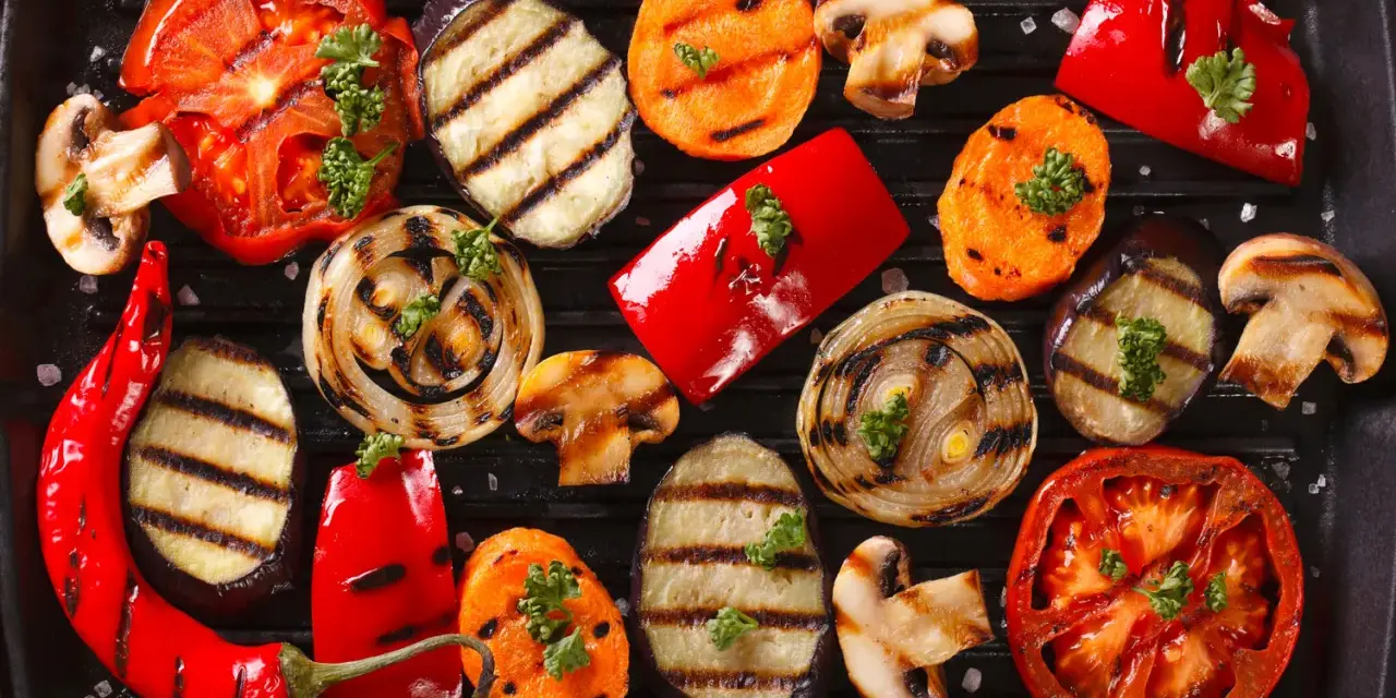 Verdure grigliate: pomodori, melanzane, cipolle, peperoni, carote e funghi, perfetti contorni per grigliata.