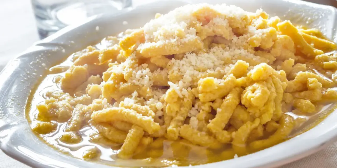 Passatelli in brodo, un classico della cucina romagnola. Questa ricetta è un comfort food perfetto.