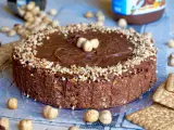 Torta Nutella 3 ingredienti: golosa e facile, con croccante base di biscotti e nocciole, ricoperta di crema alla nocciola e granella.