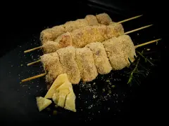 Bombette pugliesi alla brace, impanate e pronte per la cottura, con formaggio e rosmarino.