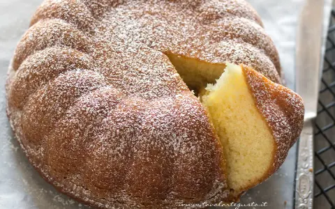 Torta 7 vasetti, soffice e profumata, con una fetta tagliata che ne rivela la morbidezza. Perfetta per ogni occasione, una delle tante varianti golose.