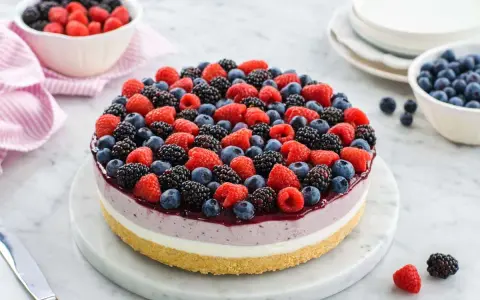 Cheesecake ai mirtilli con philadelphia e yogurt, ricoperta da un tripudio di frutti di bosco freschi: mirtilli, lamponi e more.