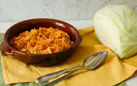 Piatto di cavolo cappuccio stufato, pronto per essere gustato. Un'idea per le tue cavolo cappuccio ricette.