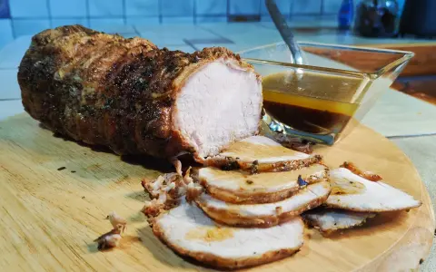 Arista arrosto succulenta, affettata su tagliere, con sughetto. La differenza tra lonza e arista è nella posizione del taglio.