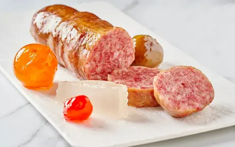 Cotechino affettato con contorni colorati, spunti per cotechino ricette alternative.
