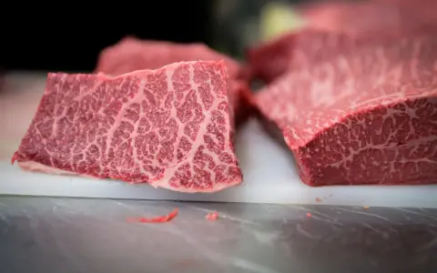 Bistecche di pregiata mucca Kobe, con la loro caratteristica marezzatura marmorizzata, pronte per essere cucinate.
