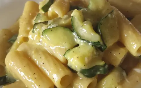 Rigatoni cremosi con zucchine saltate, un'interpretazione leggera della carbonara di zucchine.