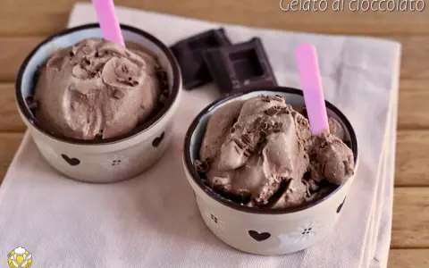 Due coppette di cremoso gelato al cioccolato, guarnito con scaglie, pronto da gustare. Un delizioso gelato cioccolato senza gelatiera.