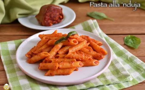 Penne al sugo piccante di nduja, guarnite con basilico fresco. Un piatto che scalda il cuore e il palato.