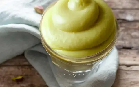 Crema al pistacchio vellutata, perfetta per la tua prossima ricetta di torta. Un'esplosione di gusto!