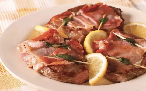 Fettine di tacchino avvolte nel prosciutto, con salvia e limone. Un'idea gustosa per le tue tacchino ricette.
