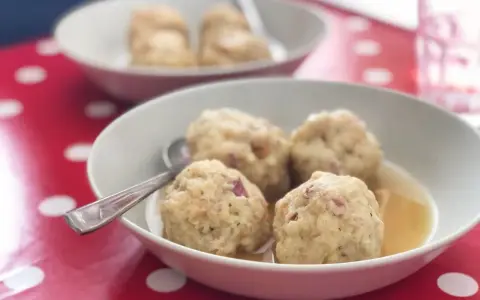 Canederli in brodo, un classico della ricetta tradizionale. Gustosi e confortanti, perfetti per ogni occasione.