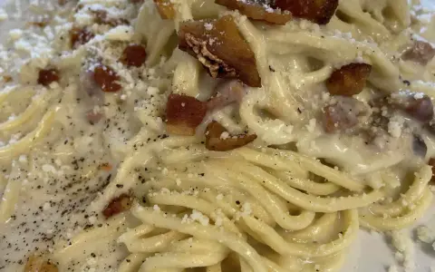 Un primo piatto cremoso di pasta alla gricia, con guanciale croccante e abbondante pecorino romano.