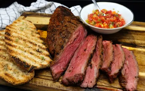 Spinacino di manzo succulento, affettato e servito con pane grigliato e salsa fresca. Ecco come cucinarlo per un pasto perfetto.