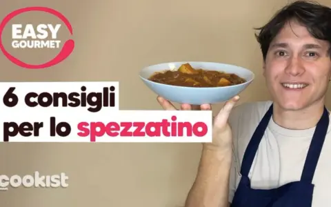 Un uomo sorride mostrando una ciotola di spezzatino di vitello. Testo: "6 consigli per lo spezzatino".