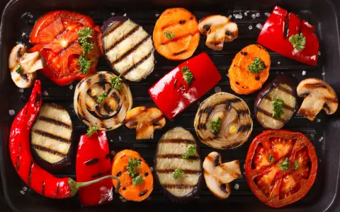 Verdure grigliate: pomodori, melanzane, cipolle, peperoni, carote e funghi, perfetti contorni per grigliata.