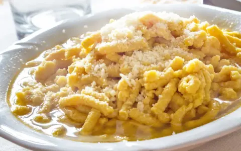 Passatelli in brodo, un classico della cucina romagnola. Questa ricetta è un comfort food perfetto.