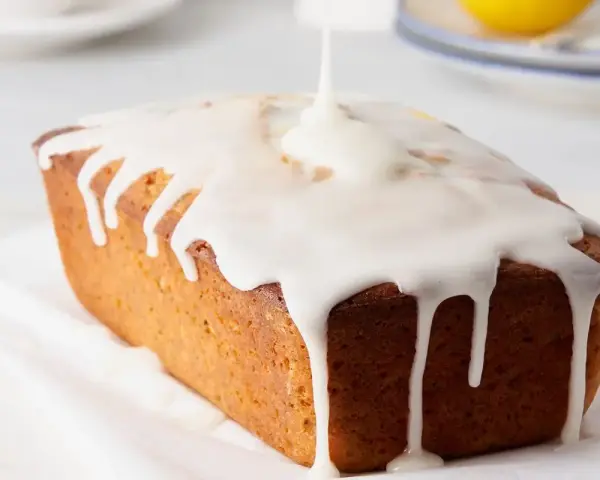 Dolce loaf ricoperto da una glassa lucida, preparata con zucchero a velo e acqua, che cola sui lati.