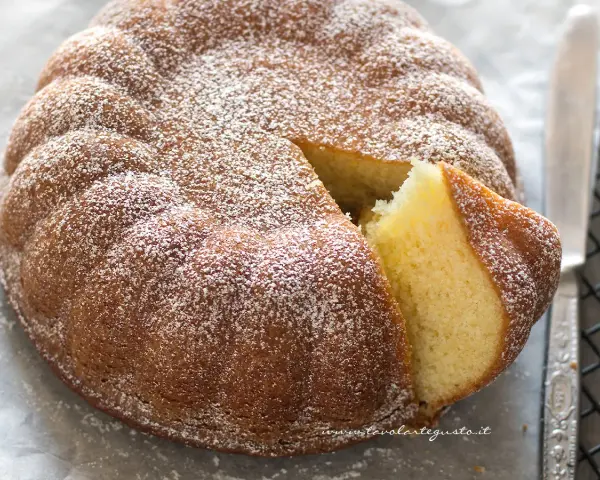 Torta 7 vasetti, soffice e profumata, con una fetta tagliata che ne rivela la morbidezza. Perfetta per ogni occasione, una delle tante varianti golose.
