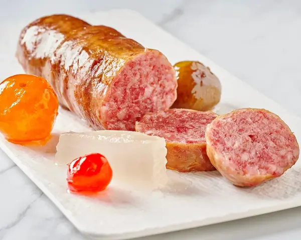 Cotechino affettato con contorni colorati, spunti per cotechino ricette alternative.