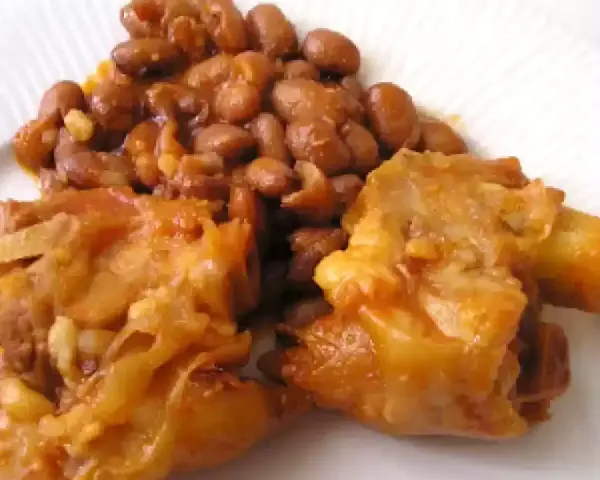 Piatto di zampone con fagioli, un classico della cucina italiana, servito su un piatto bianco.