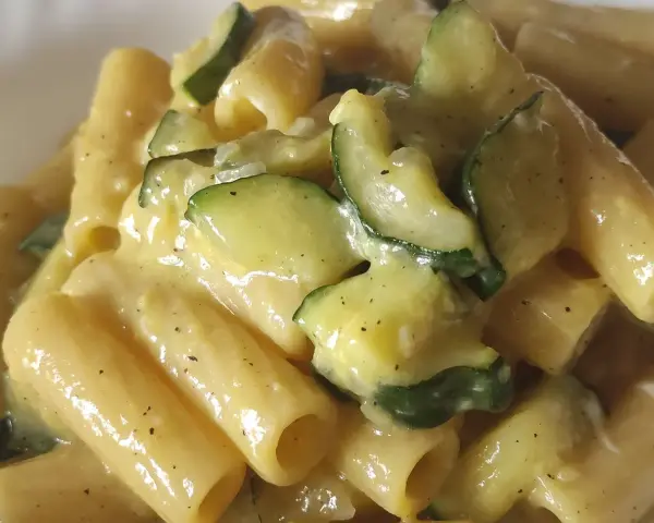Rigatoni cremosi con zucchine saltate, un'interpretazione leggera della carbonara di zucchine.