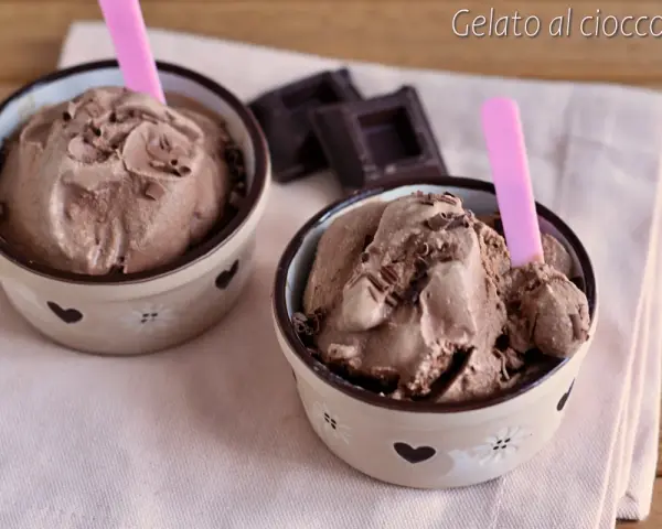 Due coppette di cremoso gelato al cioccolato, guarnito con scaglie, pronto da gustare. Un delizioso gelato cioccolato senza gelatiera.