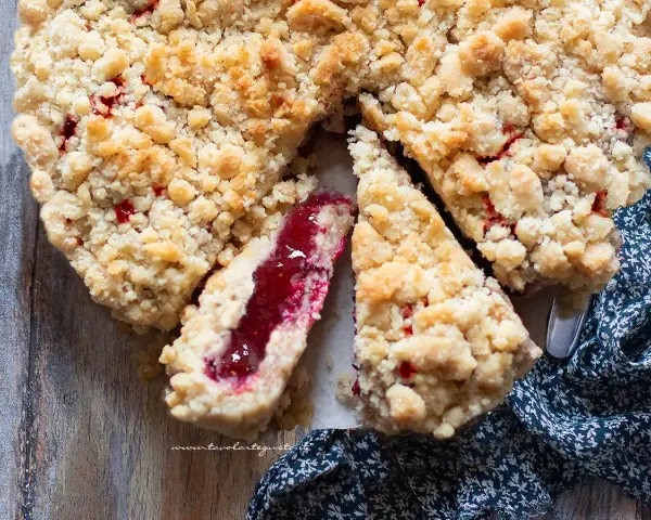Sbriciolata alla marmellata dorata e friabile, con un ripieno succoso e profumato. Un dolce che invita a essere gustato.