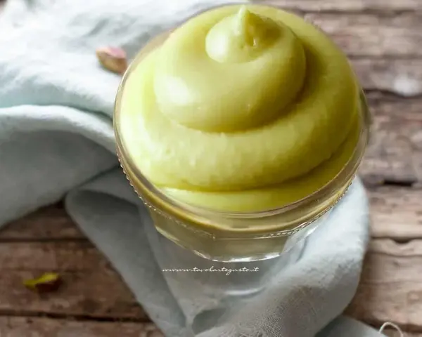 Crema al pistacchio vellutata, perfetta per la tua prossima ricetta di torta. Un'esplosione di gusto!