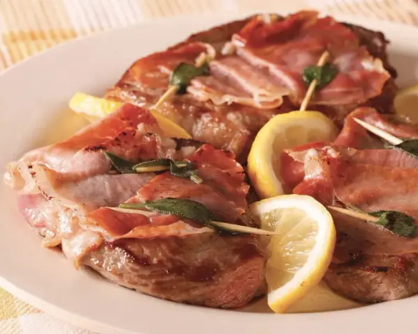 Fettine di tacchino avvolte nel prosciutto, con salvia e limone. Un'idea gustosa per le tue tacchino ricette.