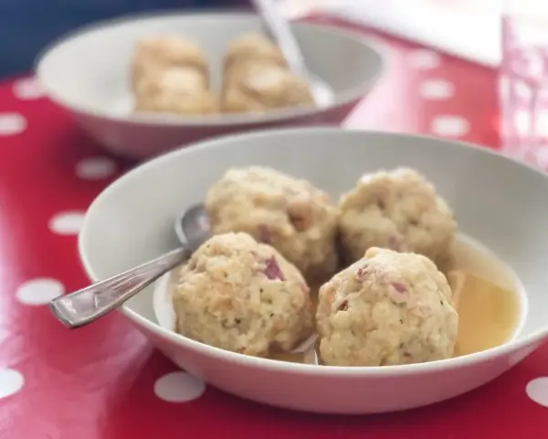 Canederli in brodo, un classico della ricetta tradizionale. Gustosi e confortanti, perfetti per ogni occasione.