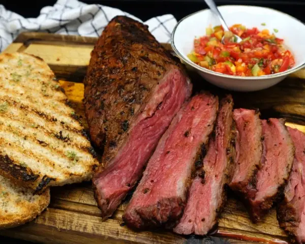 Spinacino di manzo succulento, affettato e servito con pane grigliato e salsa fresca. Ecco come cucinarlo per un pasto perfetto.