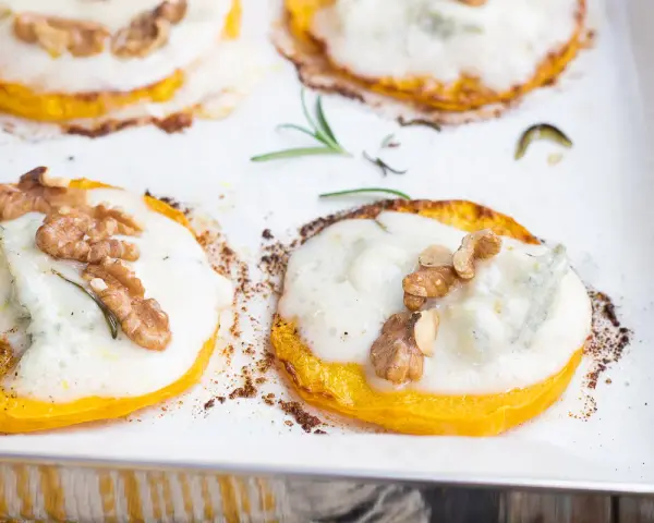 Fette di zucca al forno con gorgonzola fuso, noci croccanti e rosmarino. Un connubio di sapori autunnali.
