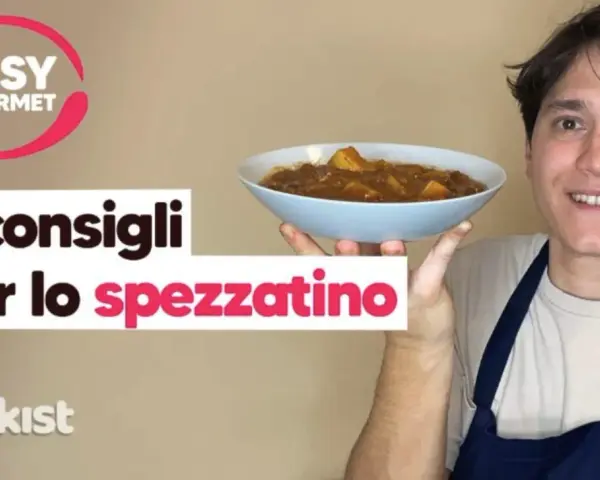 Un uomo sorride mostrando una ciotola di spezzatino di vitello. Testo: "6 consigli per lo spezzatino".