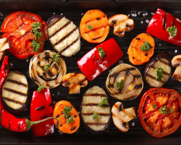 Verdure grigliate: pomodori, melanzane, cipolle, peperoni, carote e funghi, perfetti contorni per grigliata.