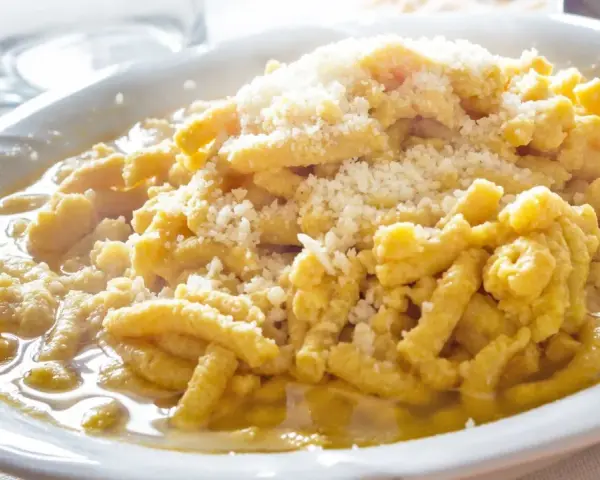 Passatelli in brodo, un classico della cucina romagnola. Questa ricetta è un comfort food perfetto.