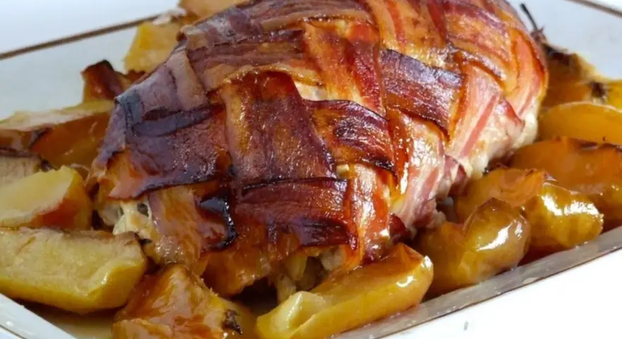 Arista di maiale alla birra, un piatto fatto in casa da Benedetta, avvolta in pancetta croccante e servita con patate dorate.