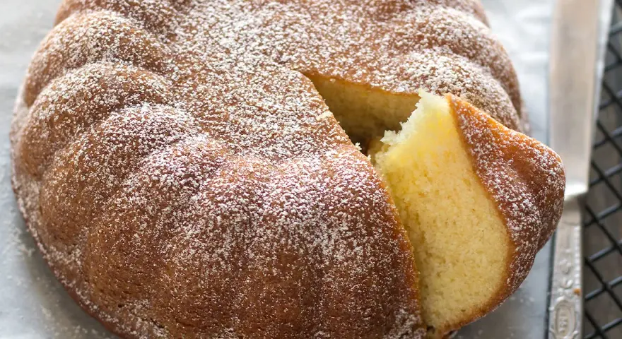 Torta 7 vasetti, soffice e profumata, con una fetta tagliata che ne rivela la morbidezza. Perfetta per ogni occasione, una delle tante varianti golose.