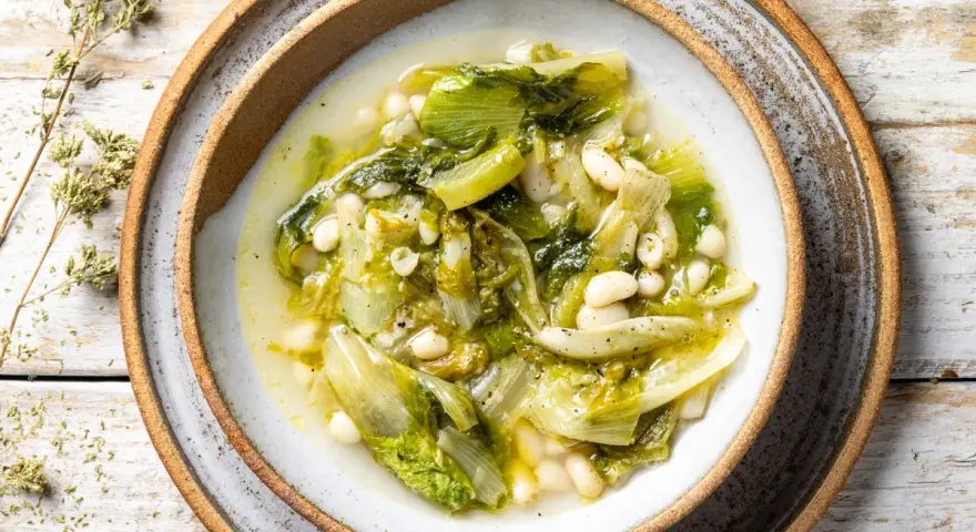 Scarola e fagioli fatto in casa da Benedetta, un piatto semplice e gustoso, servito in una ciotola rustica su un tavolo di legno.