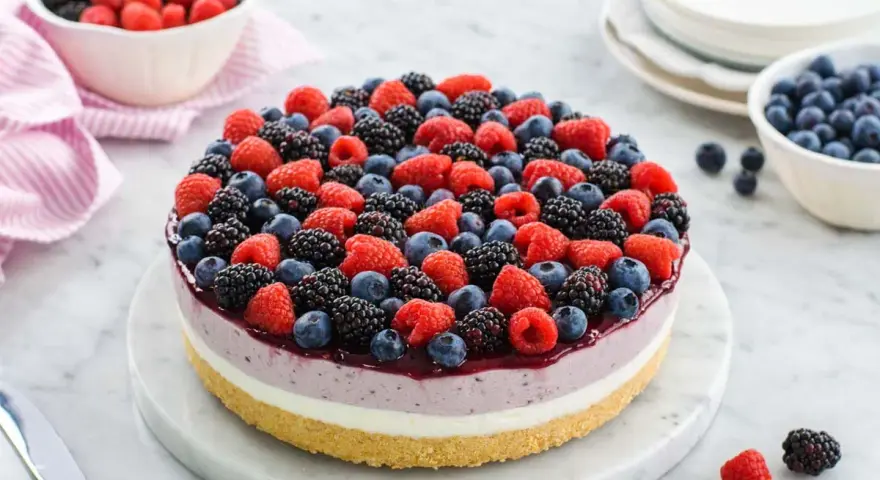 Cheesecake ai mirtilli con philadelphia e yogurt, ricoperta da un tripudio di frutti di bosco freschi: mirtilli, lamponi e more.