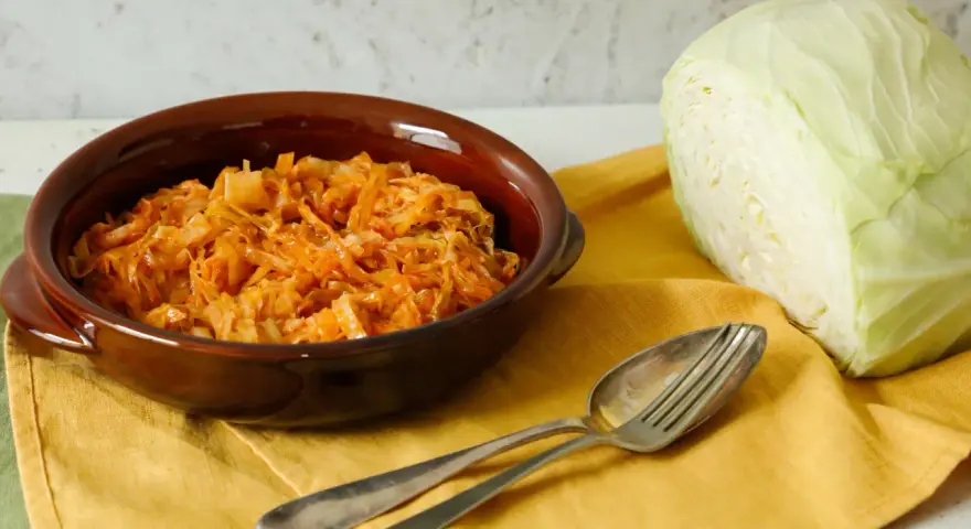 Piatto di cavolo cappuccio stufato, pronto per essere gustato. Un'idea per le tue cavolo cappuccio ricette.