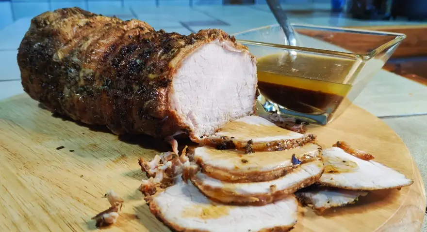 Arista arrosto succulenta, affettata su tagliere, con sughetto. La differenza tra lonza e arista è nella posizione del taglio.