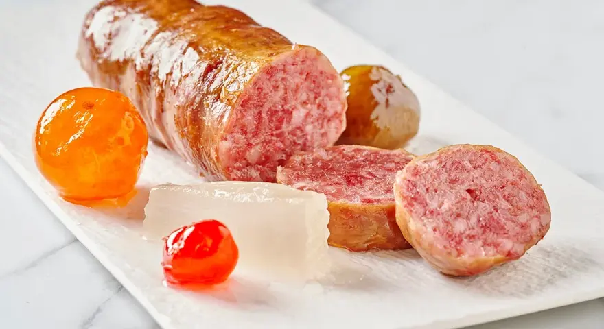 Cotechino affettato con contorni colorati, spunti per cotechino ricette alternative.