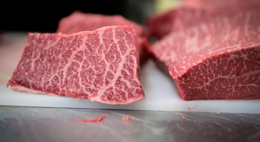 Bistecche di pregiata mucca Kobe, con la loro caratteristica marezzatura marmorizzata, pronte per essere cucinate.