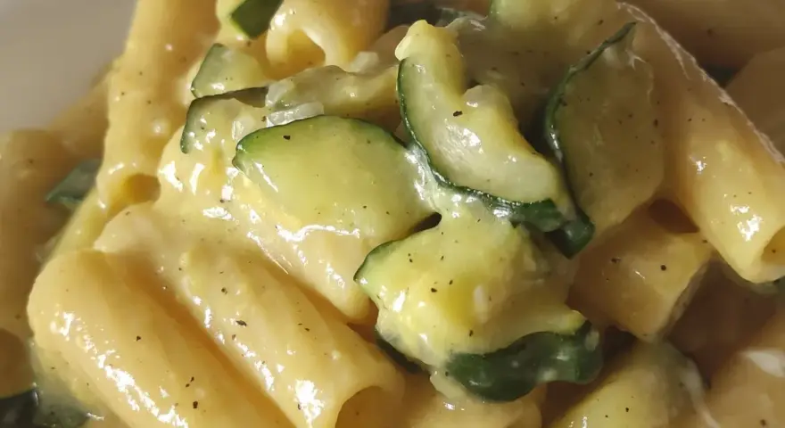 Rigatoni cremosi con zucchine saltate, un'interpretazione leggera della carbonara di zucchine.