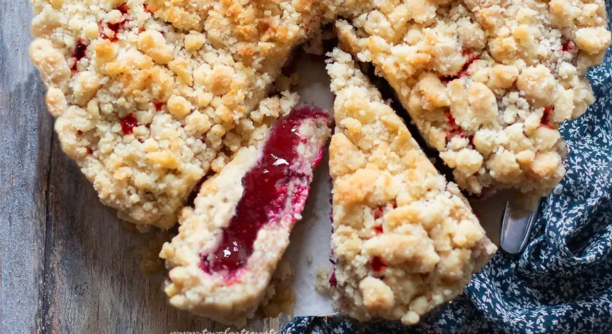Sbriciolata alla marmellata dorata e friabile, con un ripieno succoso e profumato. Un dolce che invita a essere gustato.