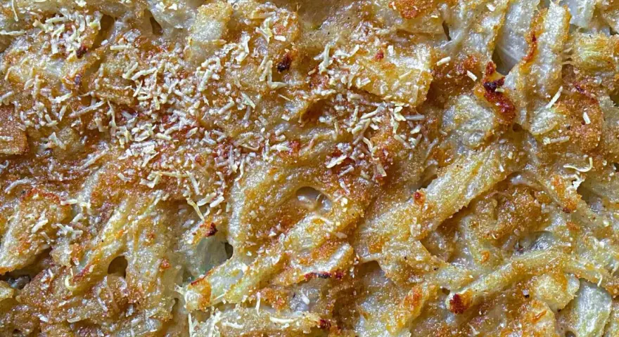 Finoçchi gratinati al forno con besciamella, dorati e croccanti, con formaggio filante e una spolverata di parmigiano.
